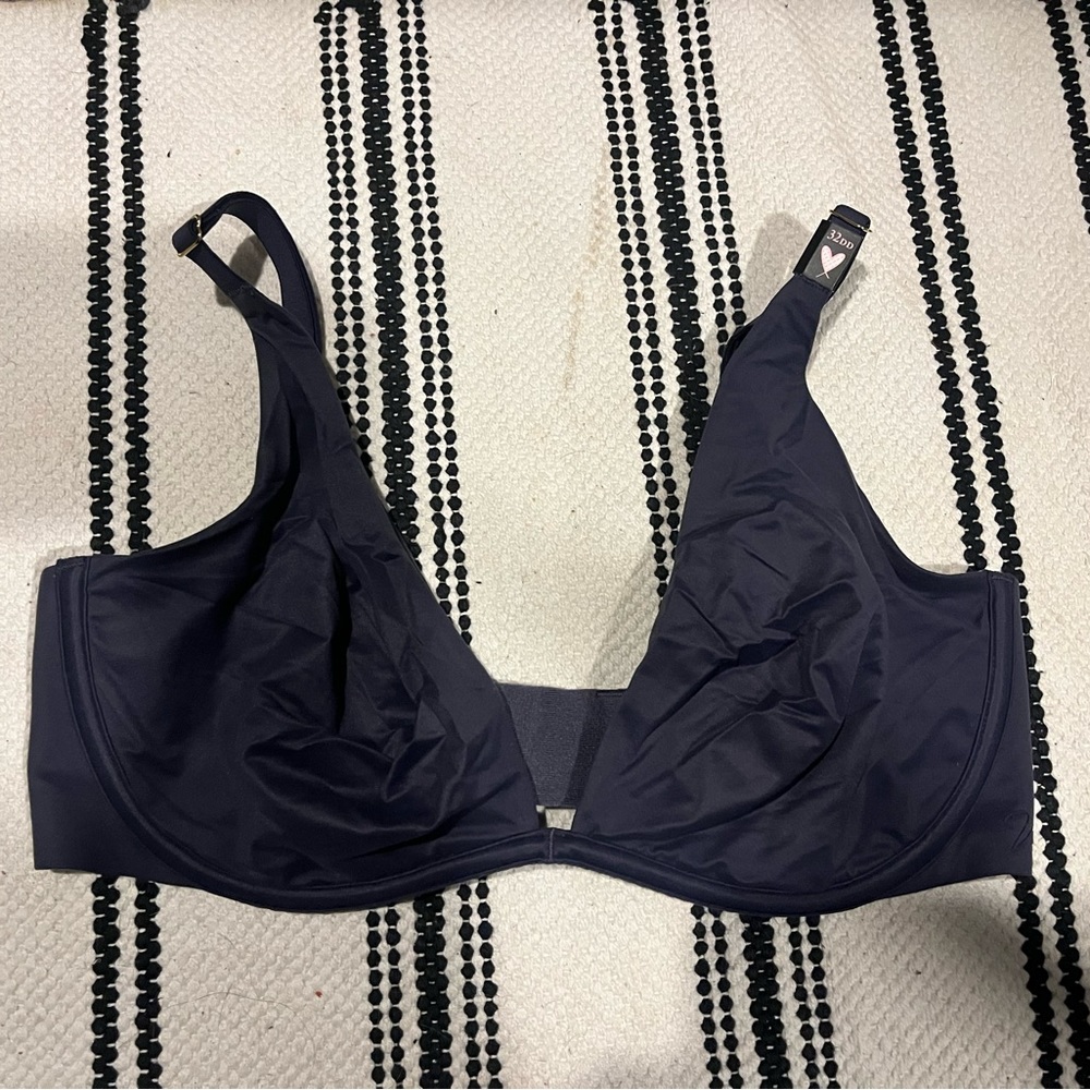 INCREDIBLE BY VICTORIA’S SECRET
Unlined Plunge Bra 🌑✨